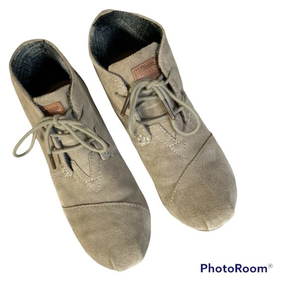 TOM’s desert taupe lace up wedge heel round toe ankle booties Size 7 - Picture 3 of 9